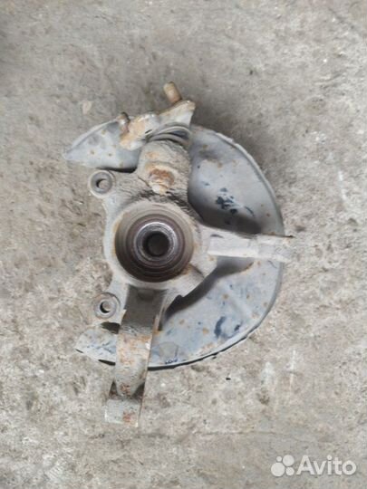 Кулак поворотный передний левый Toyota Prius NHW10