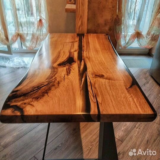 Стол из массива с эпоксидной смолой