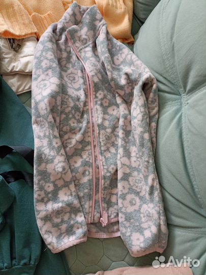 Пакетом теплые вещи на девочку 140р