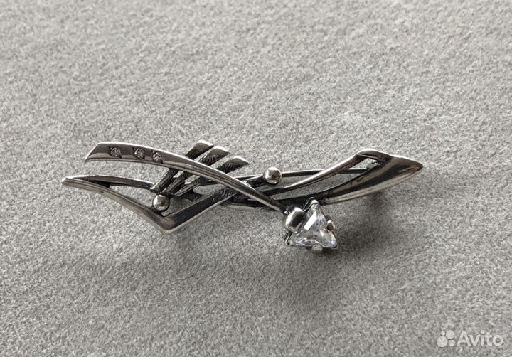 Необычная серебряная Брошь с камнем. 925пр. Новая