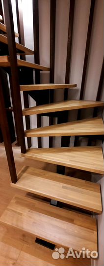 Лестница на металлокаркасе с поворотом