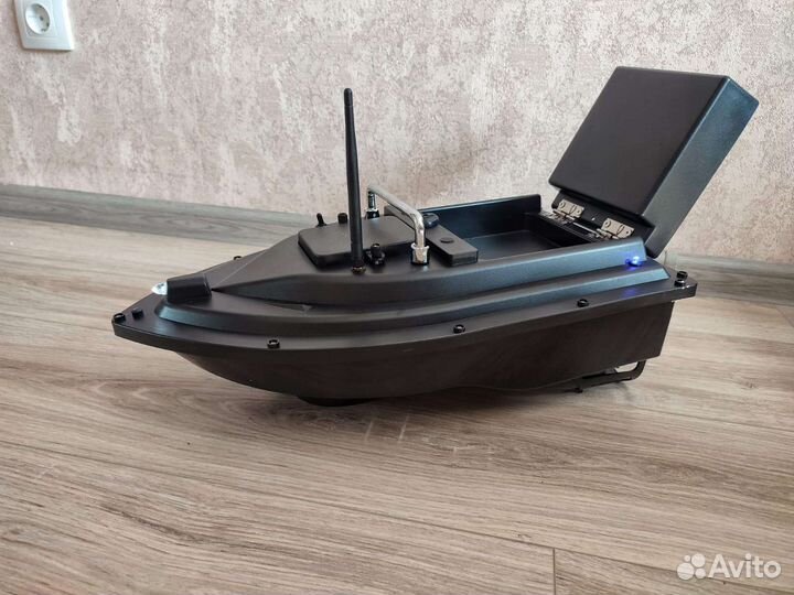 Прикормочный кораблик для рыбалки