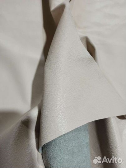 Остатки натуральной бежевой кожи