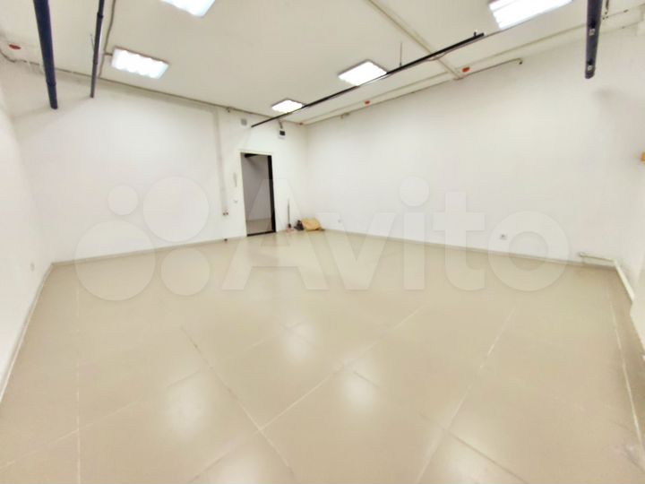 Квадратный офис 37 м² с водой на первом этаже