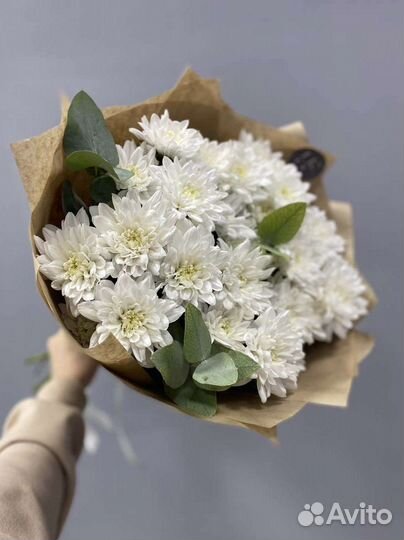 Букет из хризантемы и эвкалипта