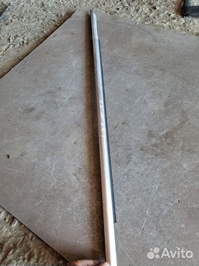 Молдинг стекла передний левый Mercedes W221