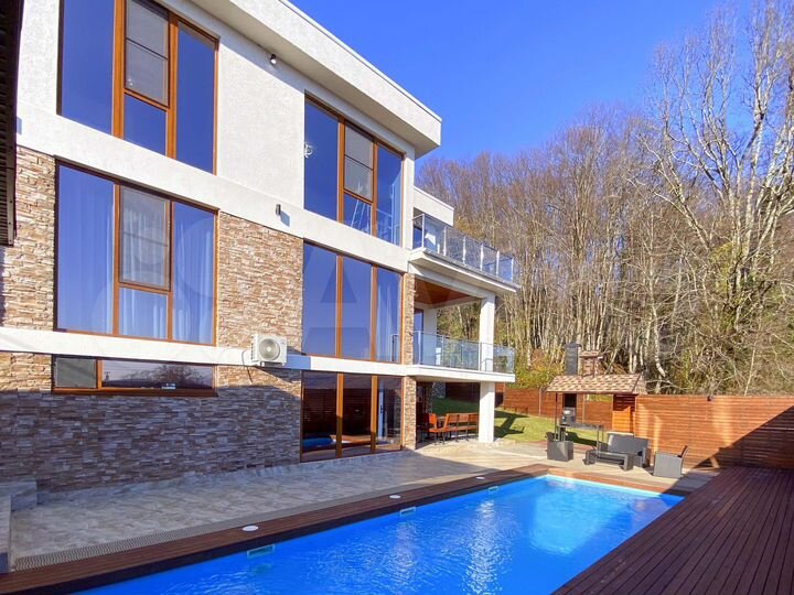 Коттедж 300 м² на участке 8 сот.