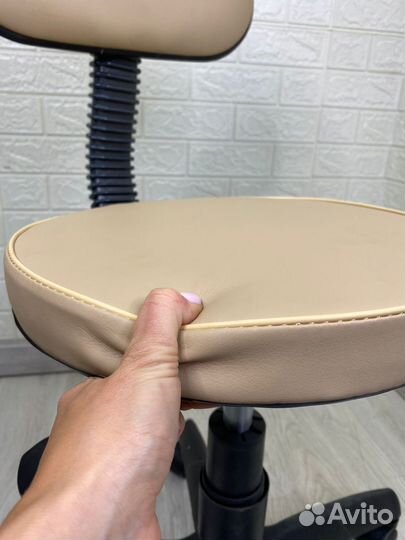 Стул с узкой спинкой в наличии