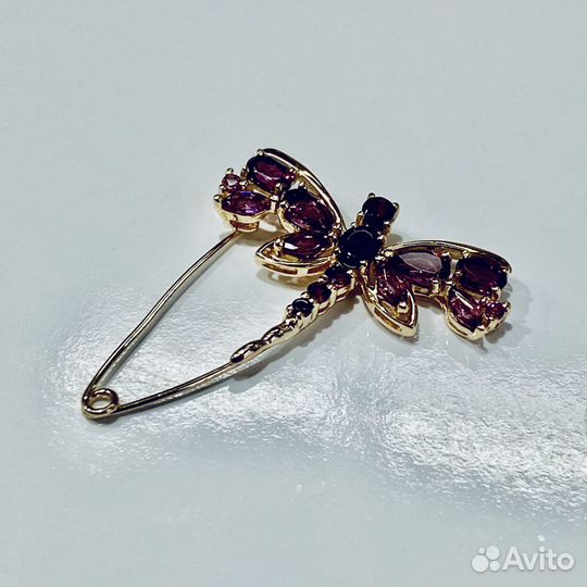 Золотая брошь с камнем