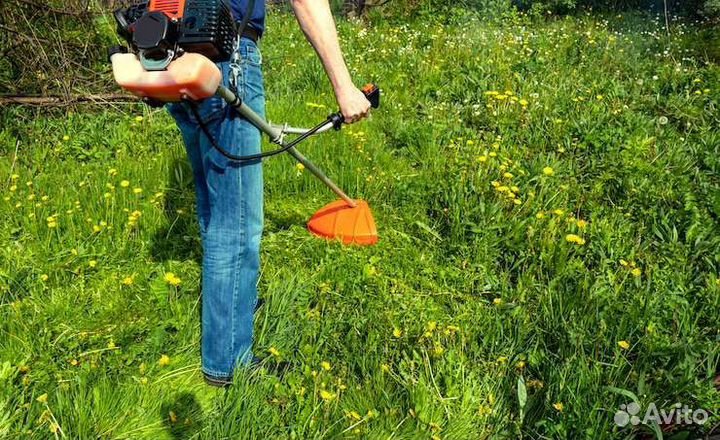 Покос травы триммером
