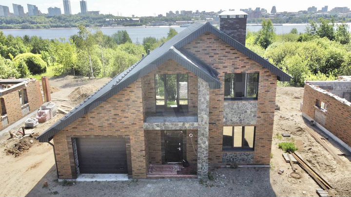 Коттедж 271 м² на участке 5,5 сот.