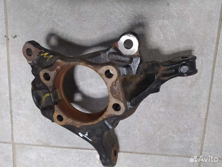 Цапфа или поворотный кулак toyota Camry 70 левый