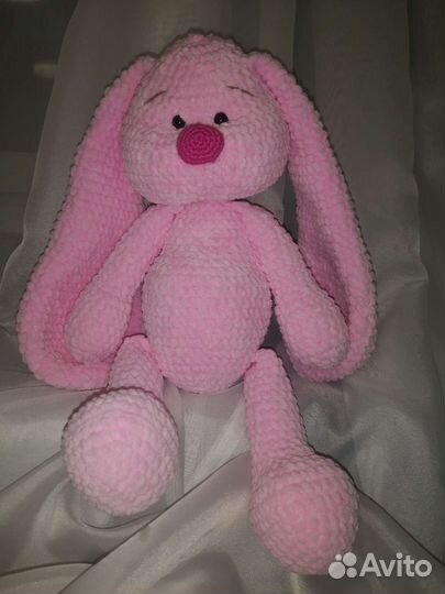 Плюшевый заяц вязаный