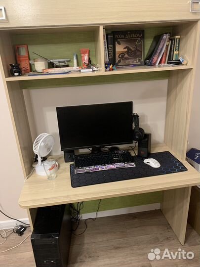 Компьютерный стол и набор стеллаж+шкафы (пенал)