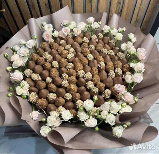 Клубника в шоколаде с цветами и в коробке