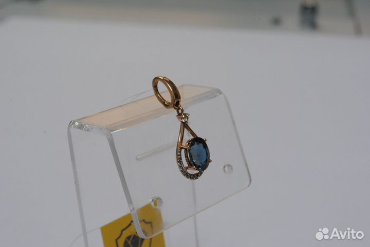 Золотая подвеска с топазом