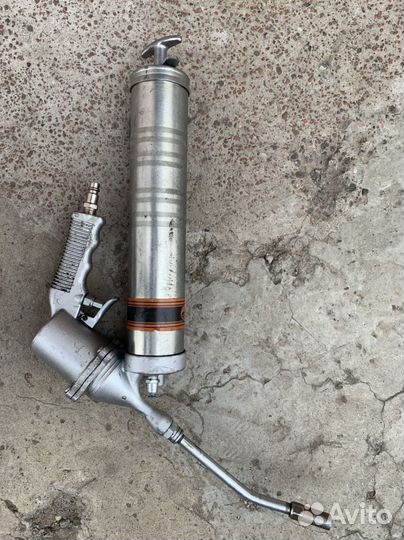 Шприц для смазки пневматический