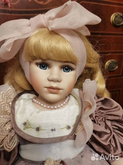 Коллекционная фарфоровая кукла
