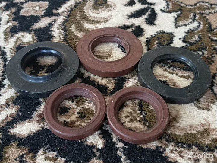 Сальники (новые) на газ волгу 2410