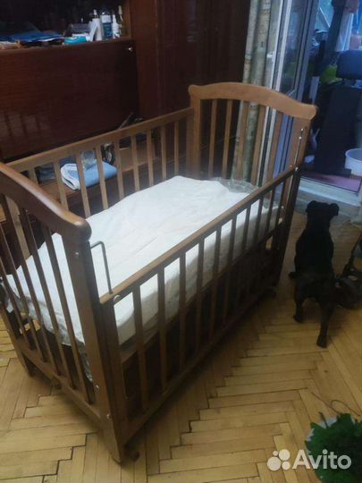 Детская кроватка с маятником и ящиком