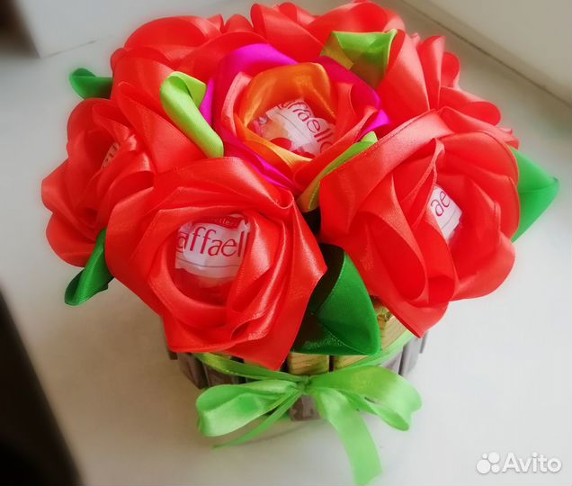 Подарок с цветами из атласных лент. Букет