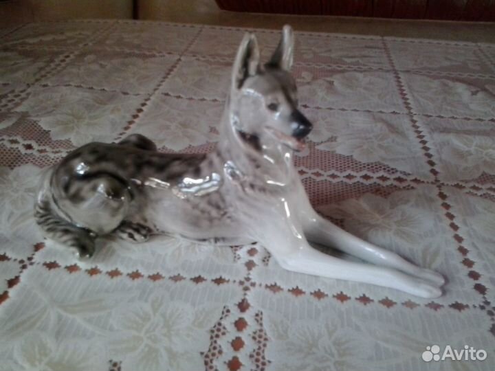 Фарфоровая статуэтка 