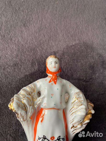 Статуэтка фарфор,Колхозница со снопами