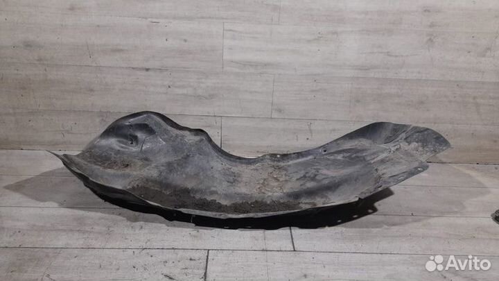 Подкрылок передний правый Toyota Land Cruiser