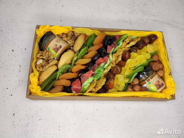 Букет из орехов и сухофруктов, подарочный бокс