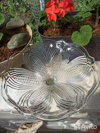 Ваза для фруктов на ножке