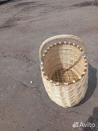 Корзина плетеная с ивняка новая этой весной плел