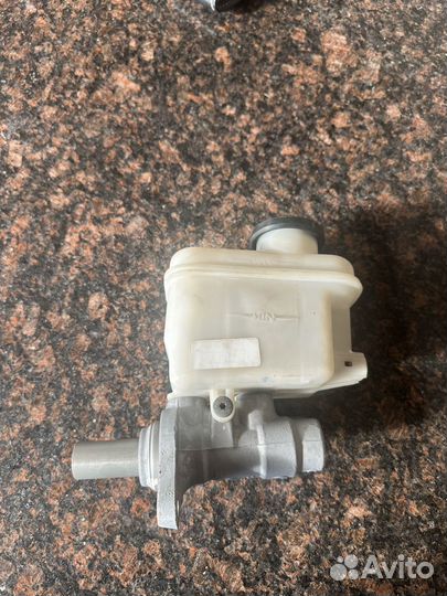 Главный тормозной цилиндр Toyota Sequoia