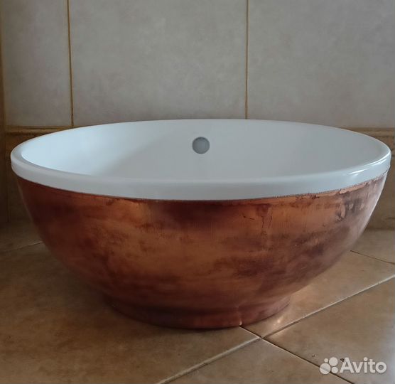 Раковина в ванную фарфоровая в обрамлении из меди