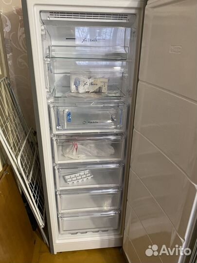 Морозильный шкаф indesit
