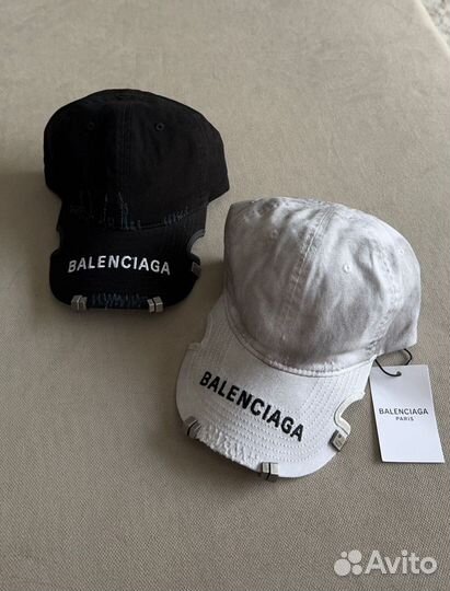 Кепка balenciaga с пирсингом