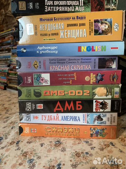 Огромная коробка с DVD дисками и кассетами