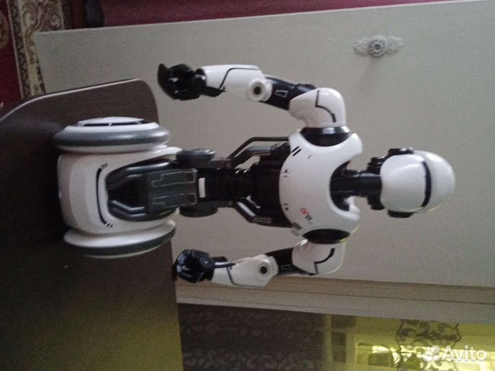 Робот на пульте управления