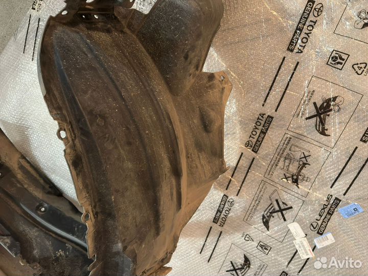 Подкрылок передний левый Land Cruiser 200