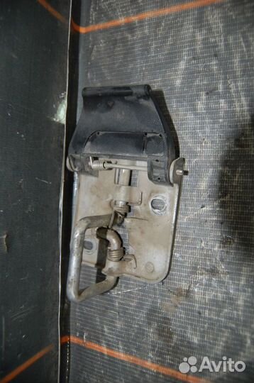 Верхняя часть замка капота - Skoda Rapid