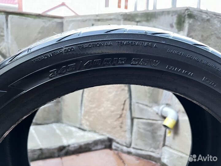 Yokohama Advan Fleva V701 245/40 R19 98W
