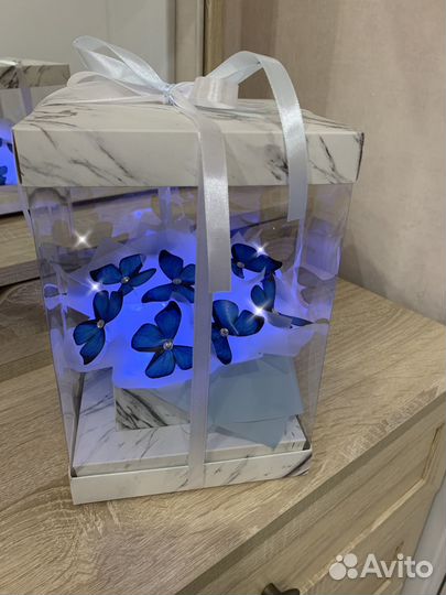 Светящийся букет из бабочек в коробке