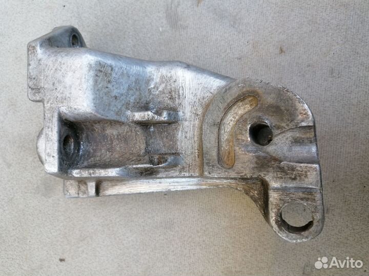 Кронштейн двигателя Volkswagen Golf III/Vento прав