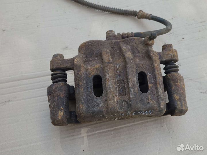 Суппорт передний левый Mitsubishi Space wagon