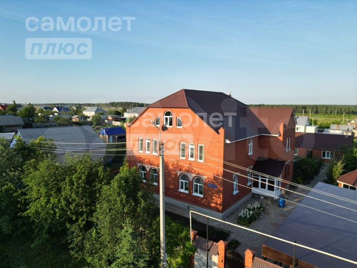 Коттедж 296 м² на участке 15 сот.