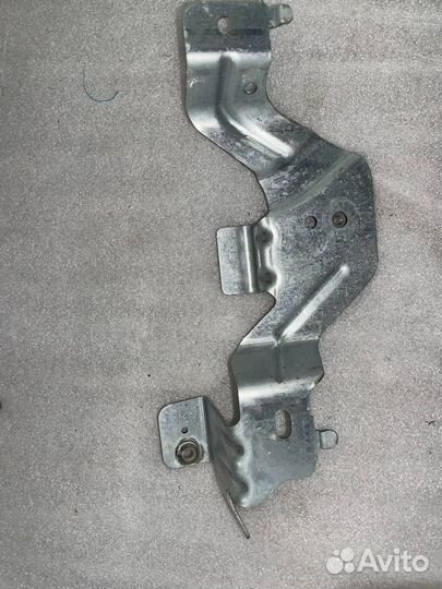 Кронштейн (крепление) левый Mercedes-Benz M-Класс