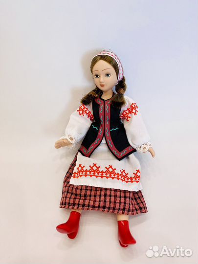 Кукла фарфоровая