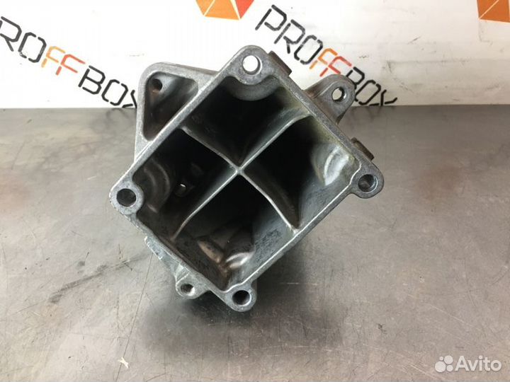 Кронштейн двигателя левый Mercedes E-Class W212