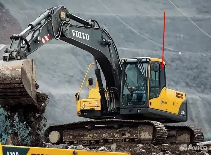Стекло левое за дверью на экскаватор Volvo EC 210