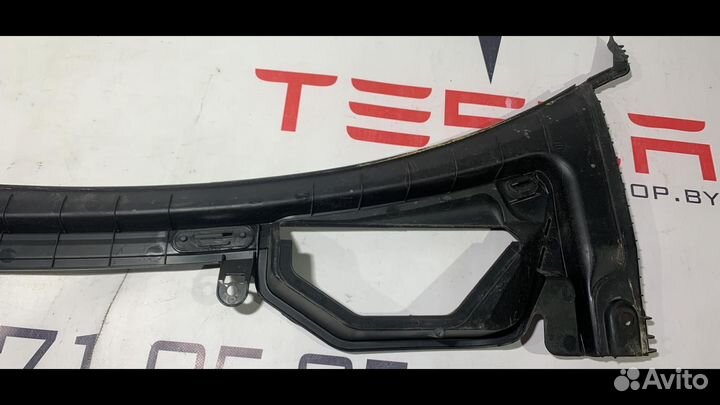 Подкапотная накладка стеклоочистителей Tesla