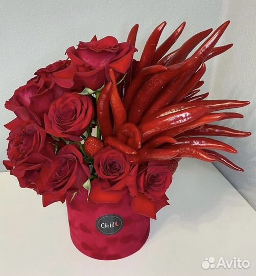 Букет из перцев Чили, клубники и живых цветов